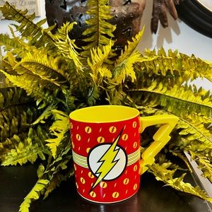 DC Comics The Flash Logo ceramic mug holds 20oz